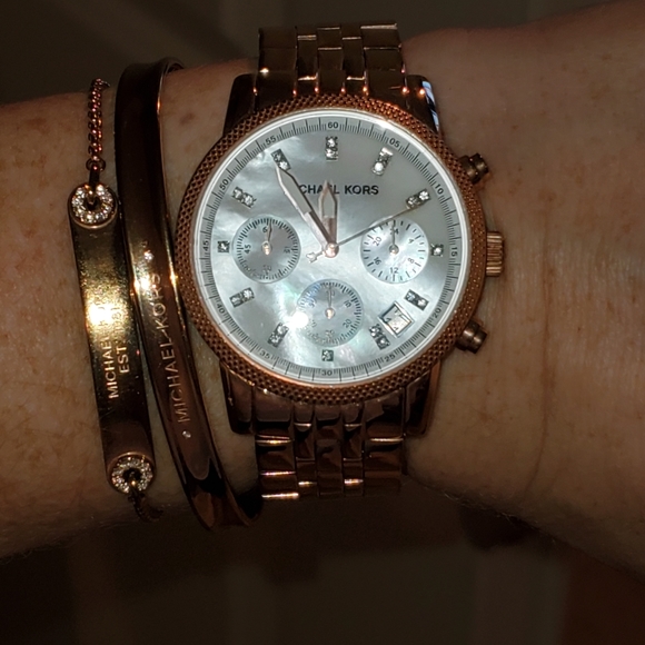 Micheal kors rose fold watch with pearl face - Picture 6 of 6